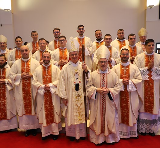 Nadbiskup Dražen Kutleša zaredio petnaestoricu novih svećenika